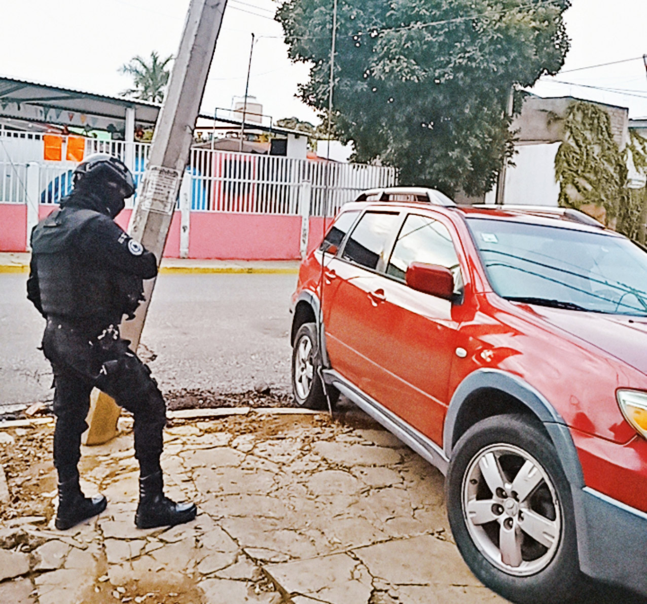 Al parecer el conductor perdió el control y subió a la banqueta.