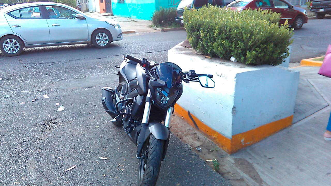 La motocicleta conducida por el lesionado.