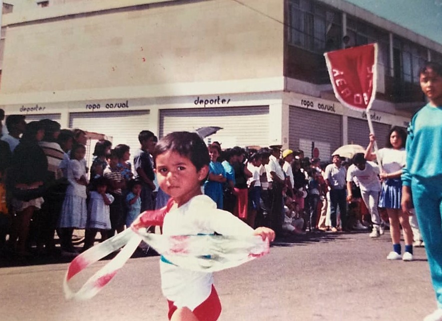 Nallely en su niñez durante un desfile del 20 de Noviembre en Oaxaca.