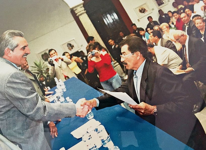 El profesor Nemorio al recibir uno de tantos reconocimientos.
