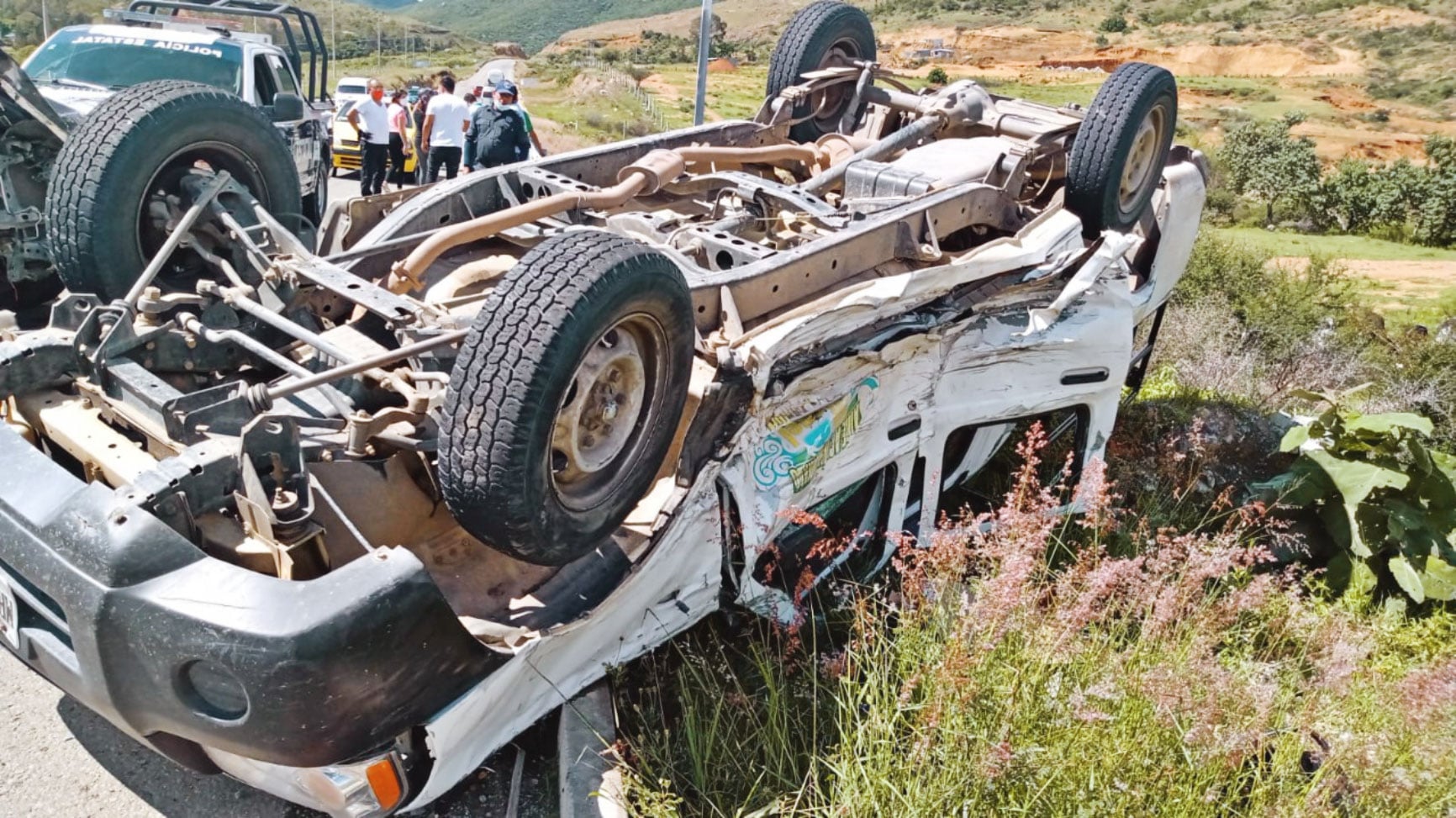 Una de las camionetas quedó volcada.