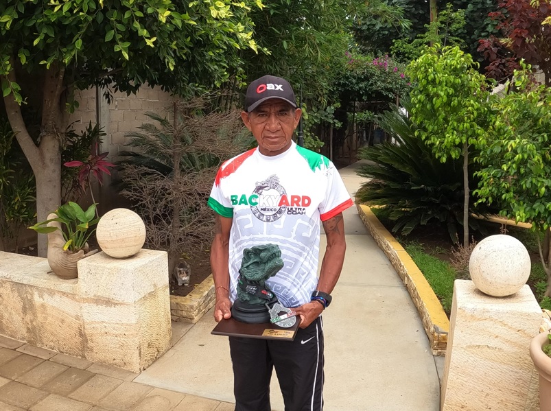 Octaviano Robles se prepara para correr las 100 millas en Villa del Carbón, Estado de México.
