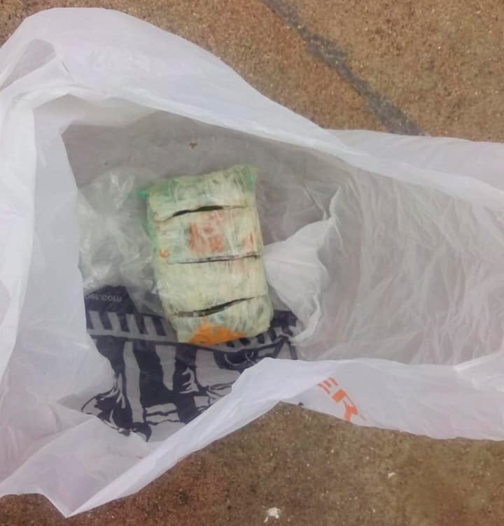 Paquete que fue localizado en el interior del tinaco.