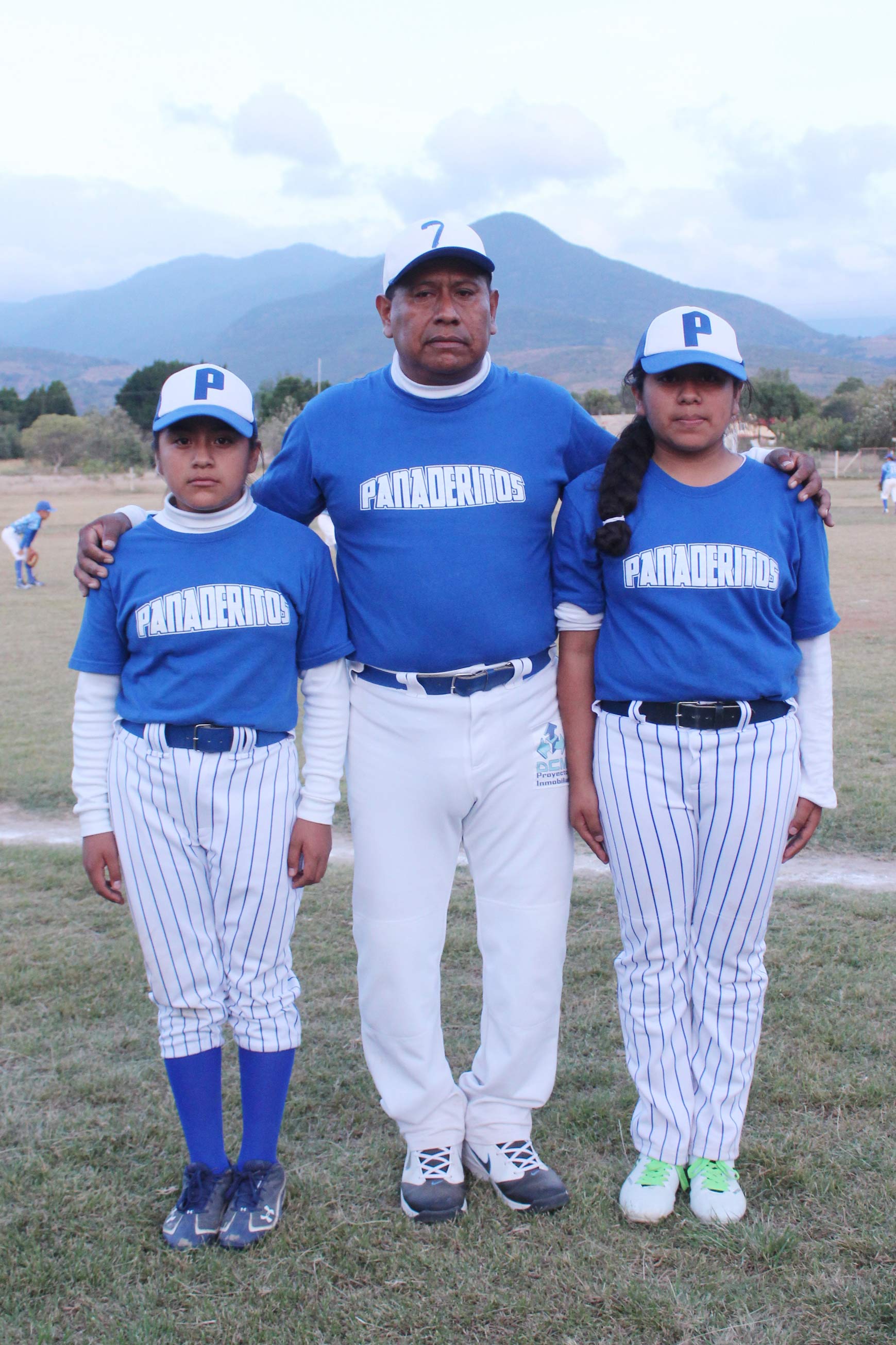El veterano lanzador al lado de sus hijas.