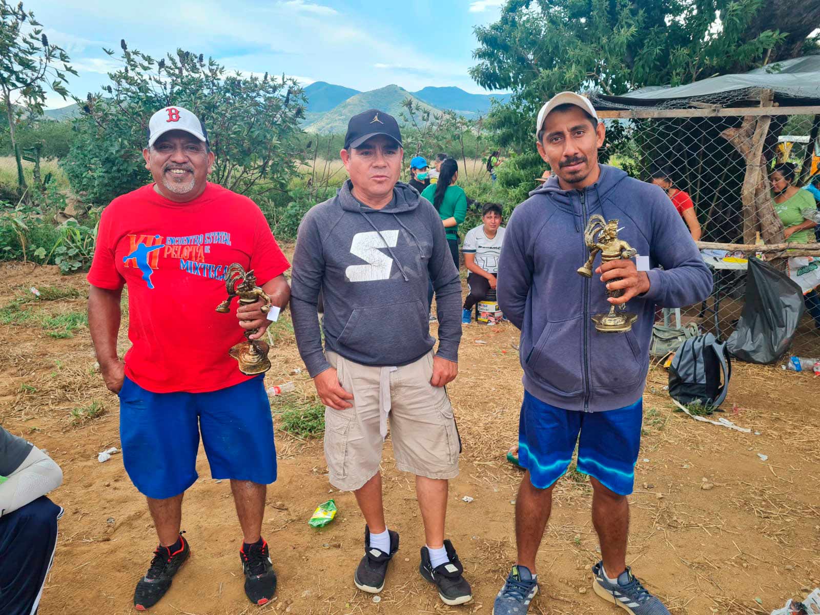 El Chango recibió el trofeo que lo acredita como campeón.