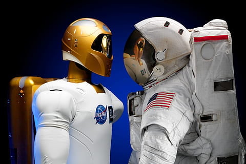 Se puede recurrir al traje tipo astronauta: sellado, con casco de burbujita, botas, guantes y mucha paciencia. Piqsels