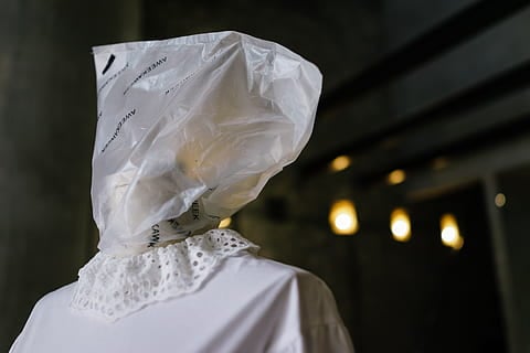 Se puede confeccionar un traje tipo impermeable con plástico transparente. Piqsels