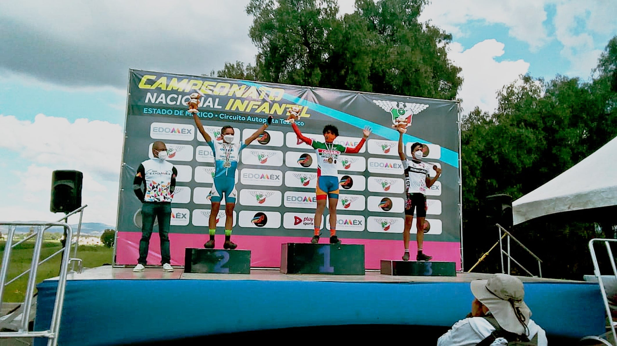 Raúl Reyes subió al podio de la categoría de 14 años para recibir la medalla de plata.
