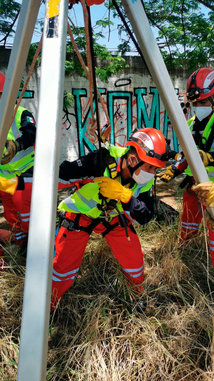 El bombero Rodrigo López fue el encargado de las maniobras.