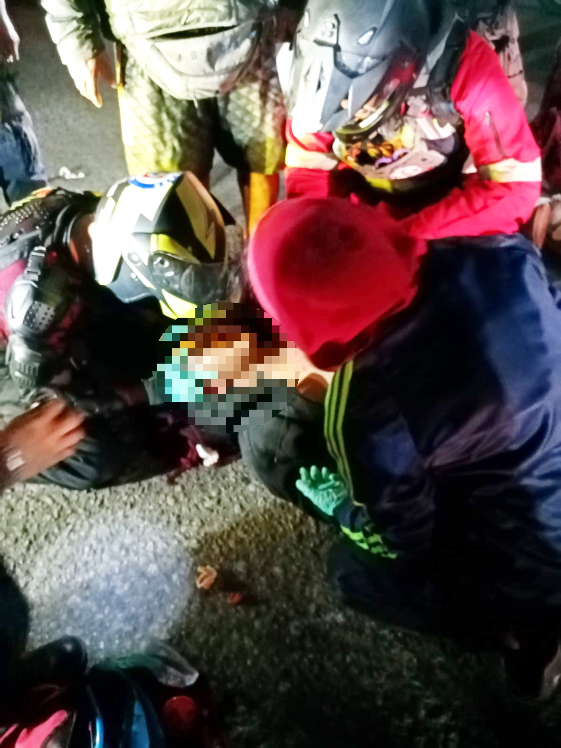 Paramédicos de la Brigada Lobo atendieron a los accidentados.