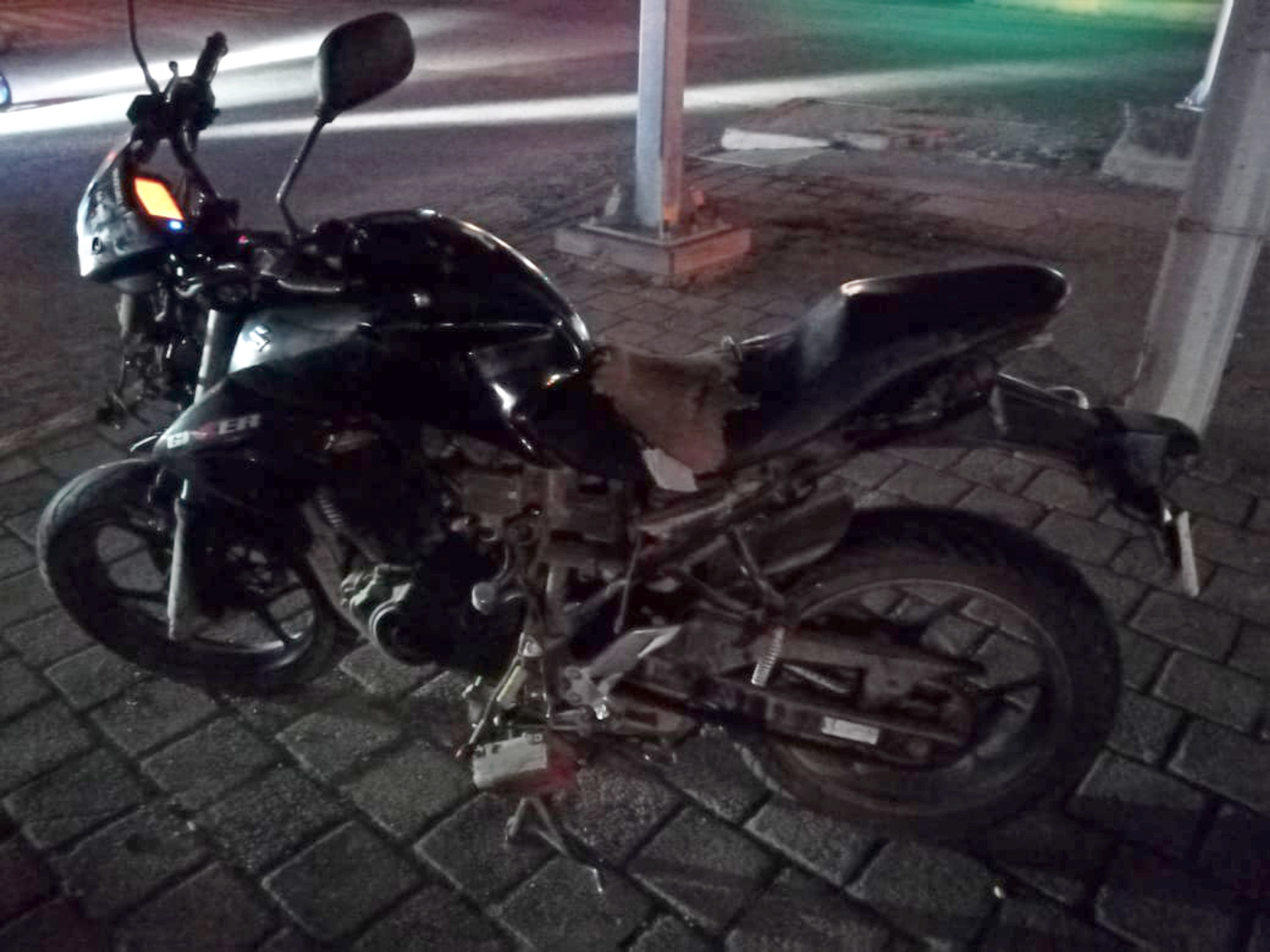 La motocicleta en la que viajaban los jóvenes.
