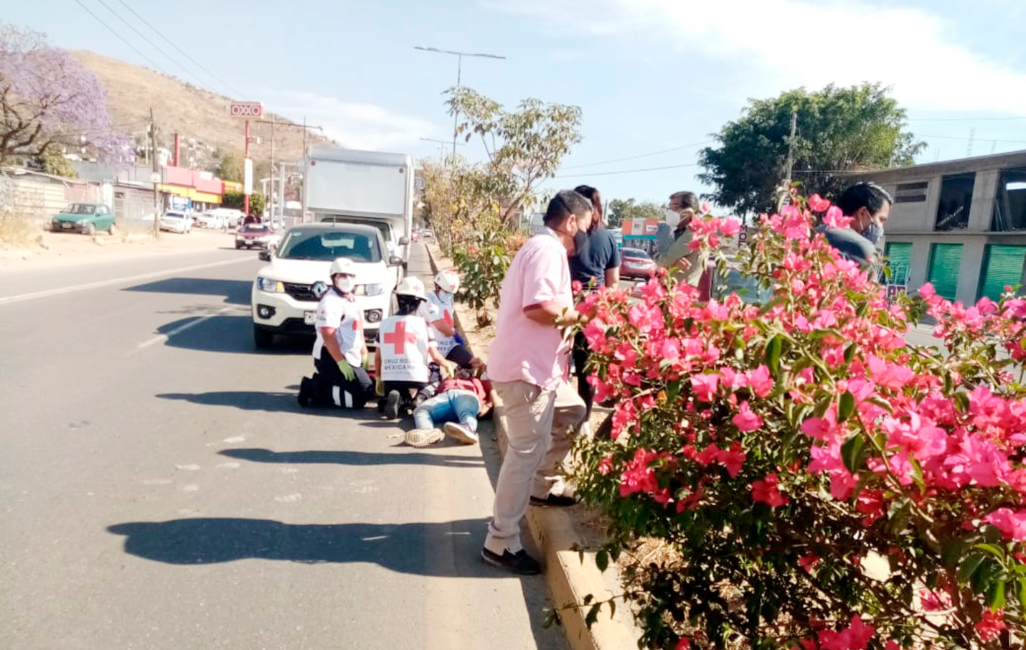 Paramédicos de Cruz Roja le brindaron auxilio y trasladaron al hospital.