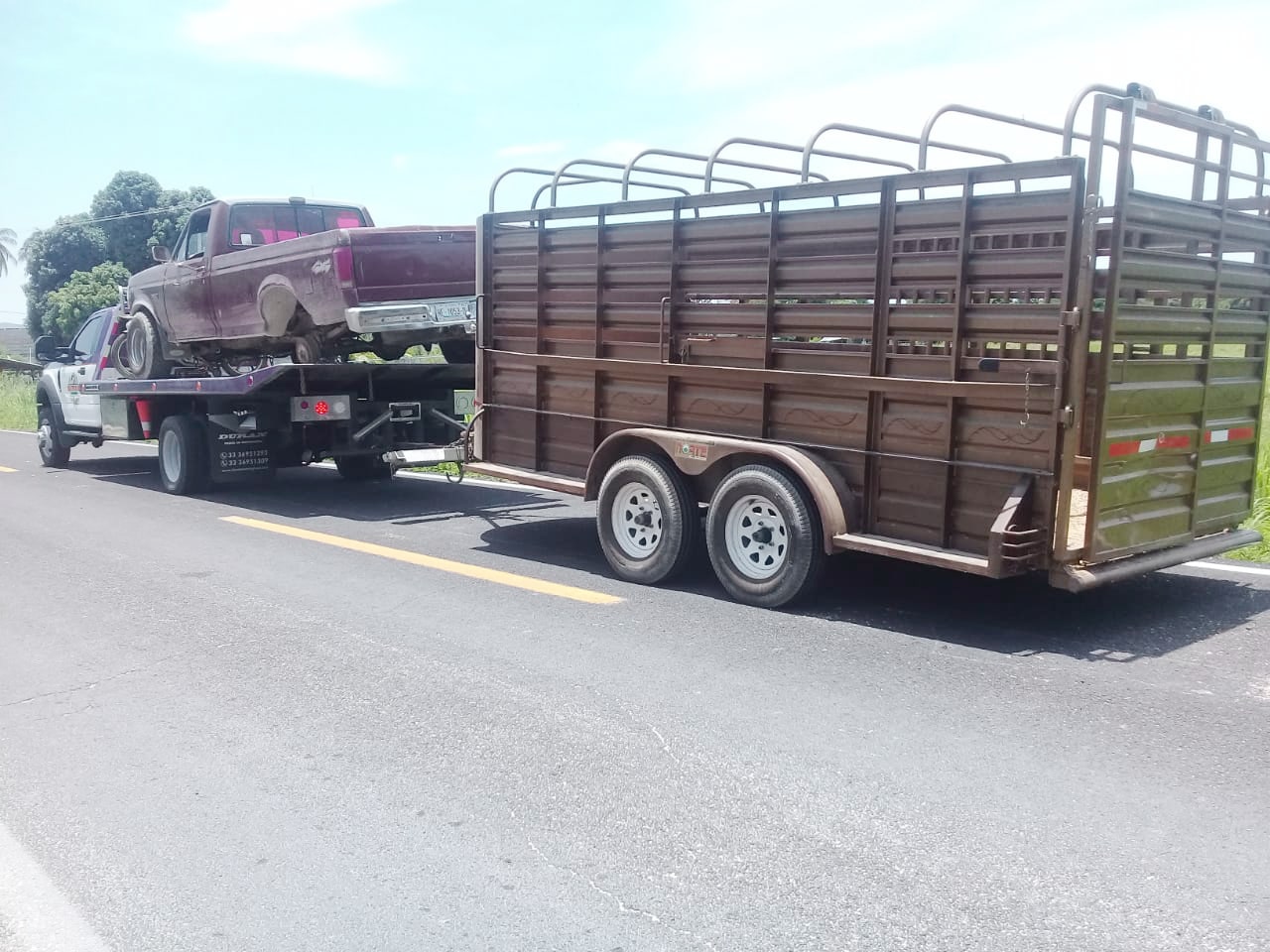 El conductor de la camioneta logró huir.