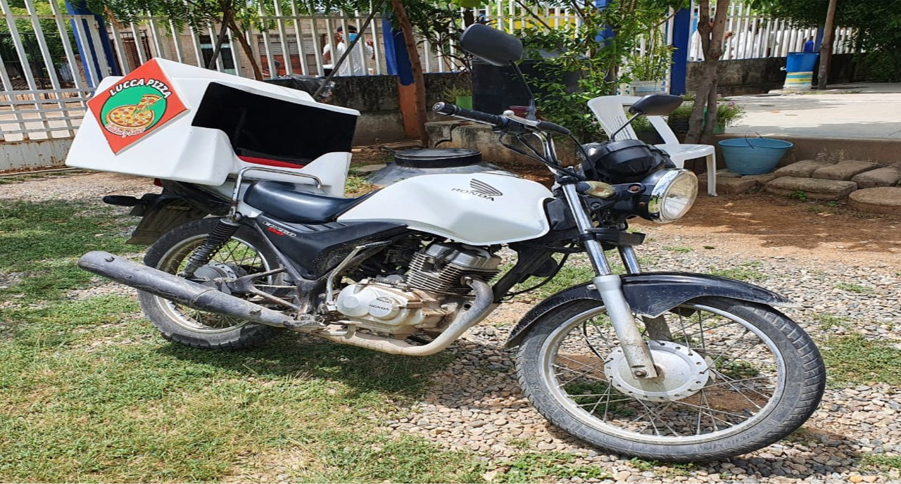 El motociclista no llevaba casco, fue detenido y detectaron que la moto era robada.