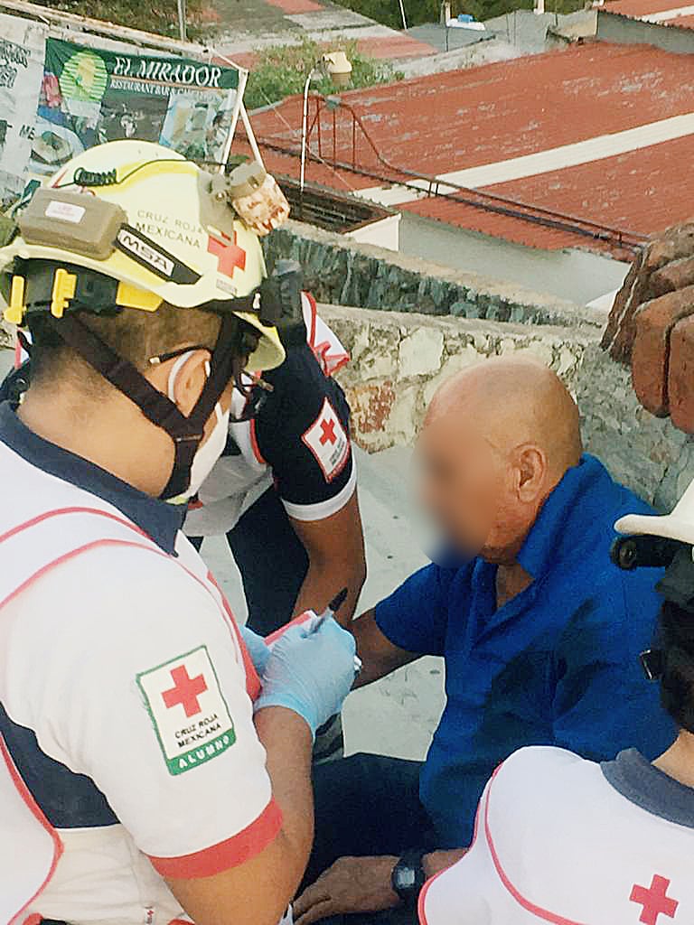 Personal paramédico de la Cruz Roja acudió al cerro del Fortín para atender a una persona.