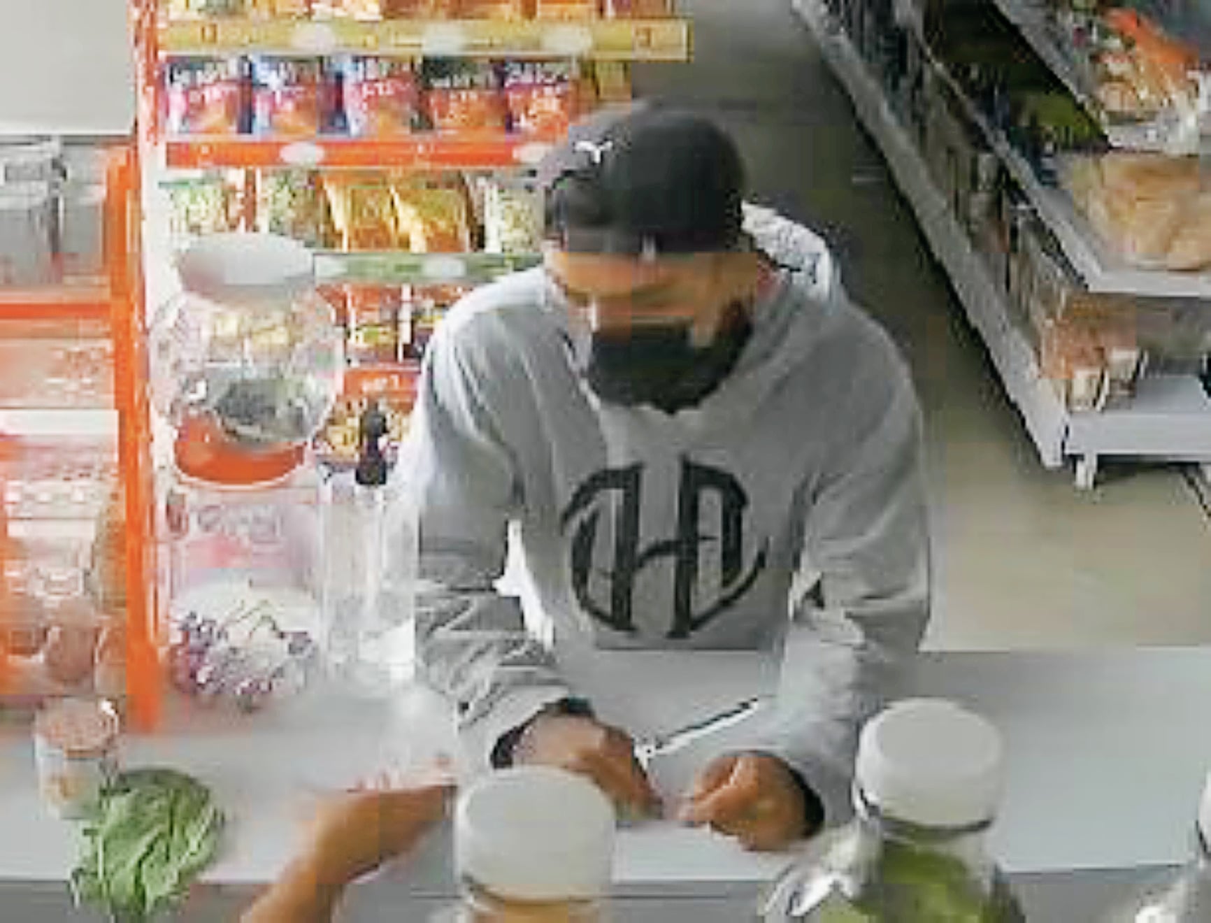 El sujeto que consumó el robo en el negocio es buscado por los pobladores.