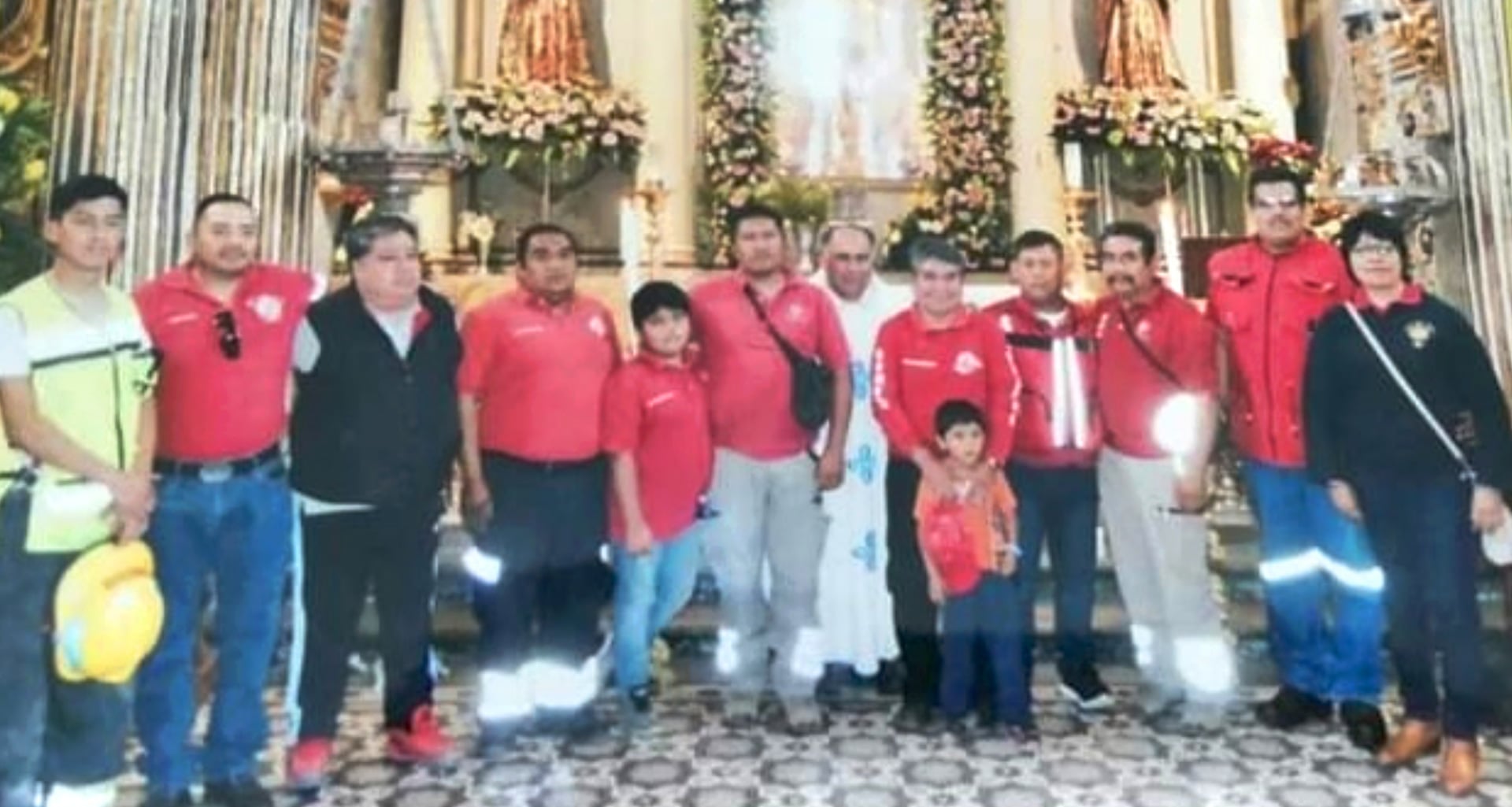 Gabriel Marino, con integrantes del cuerpo de bomberos.