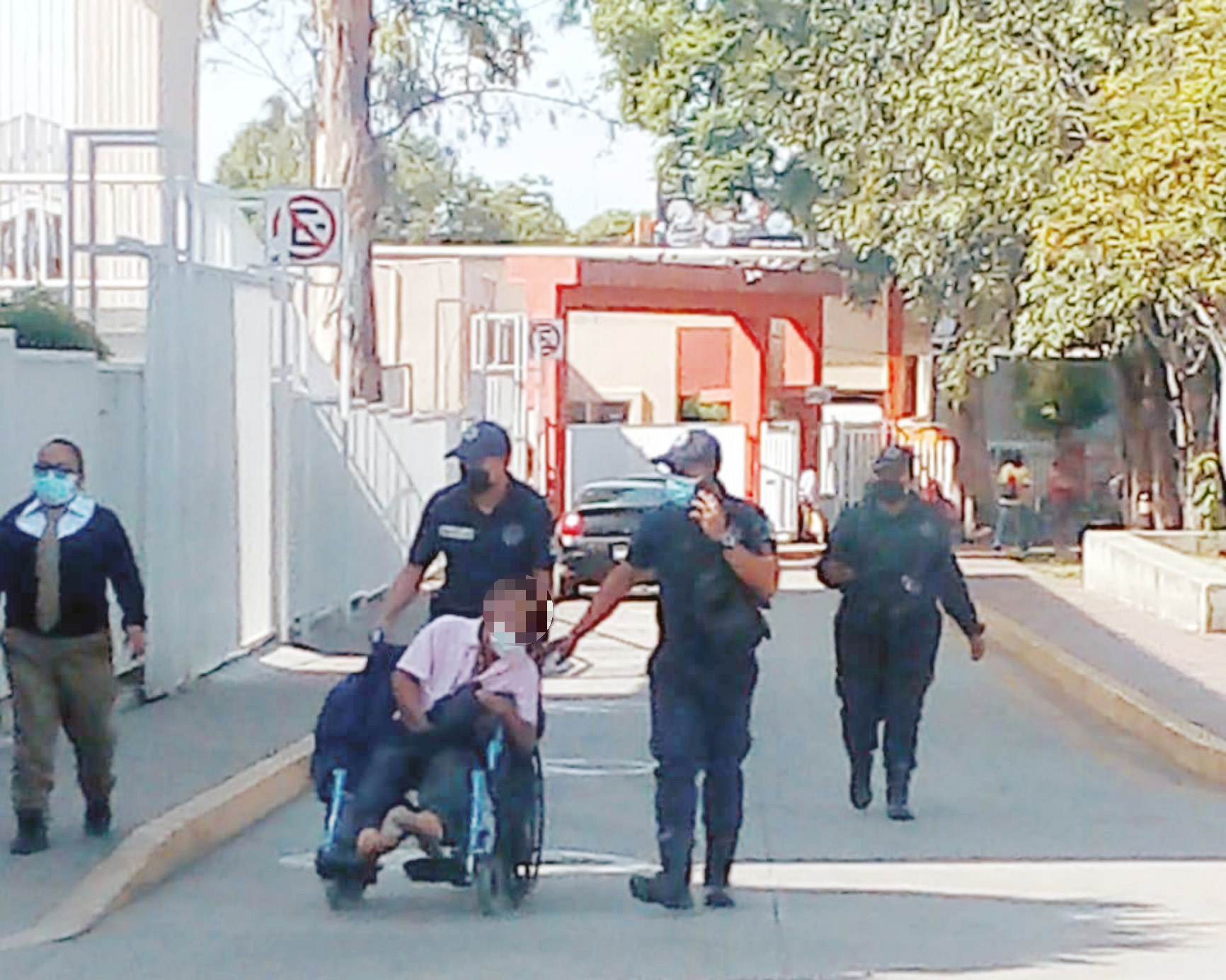 Un hombre fue auxiliado por policías auxiliares e internado en el hospital.