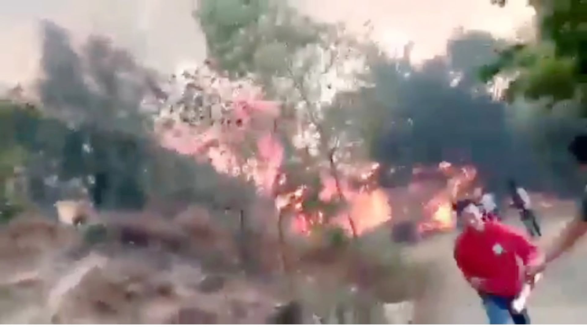Los habitantes y personas que auxiliaban para sofocar el fuego, corrieron por su vida.