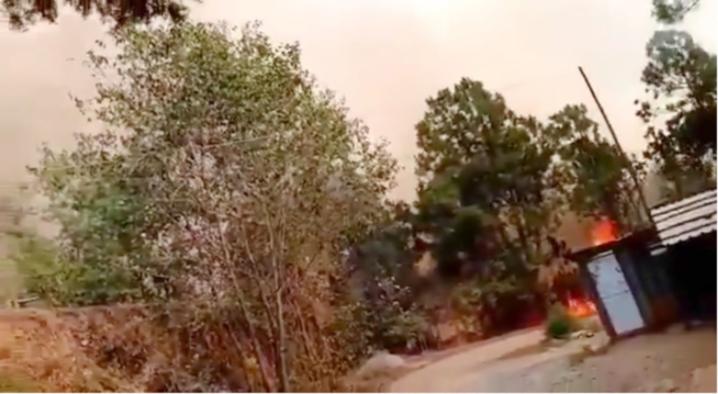 El incendio captado por pobladores al llegar a un domicilio