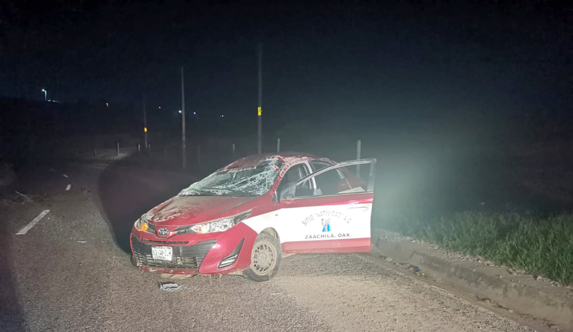 Los ocupantes del taxi se dieron a la fuga.
