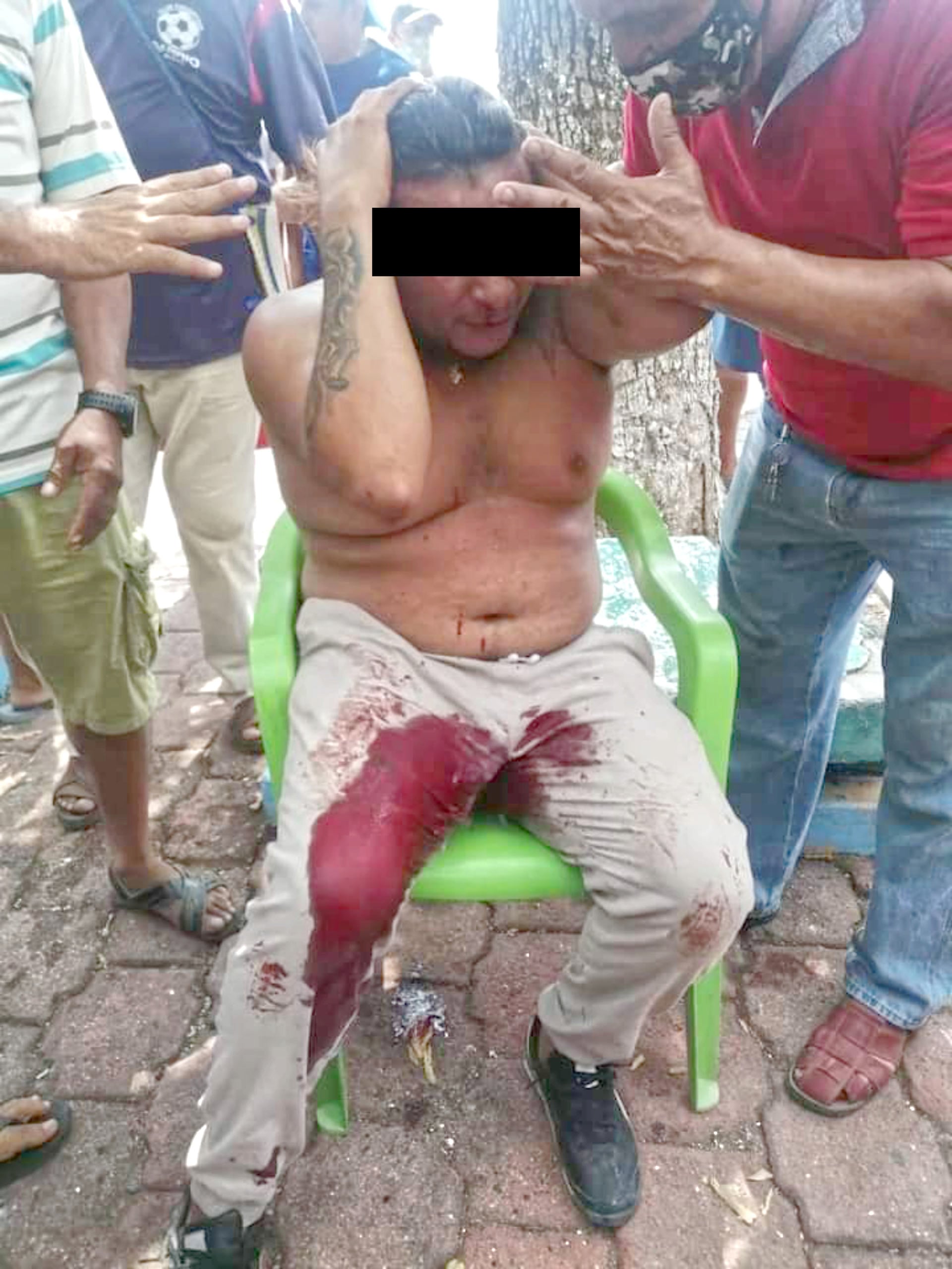 Una de las personas detenidas y que fue golpeada por los pobladores.