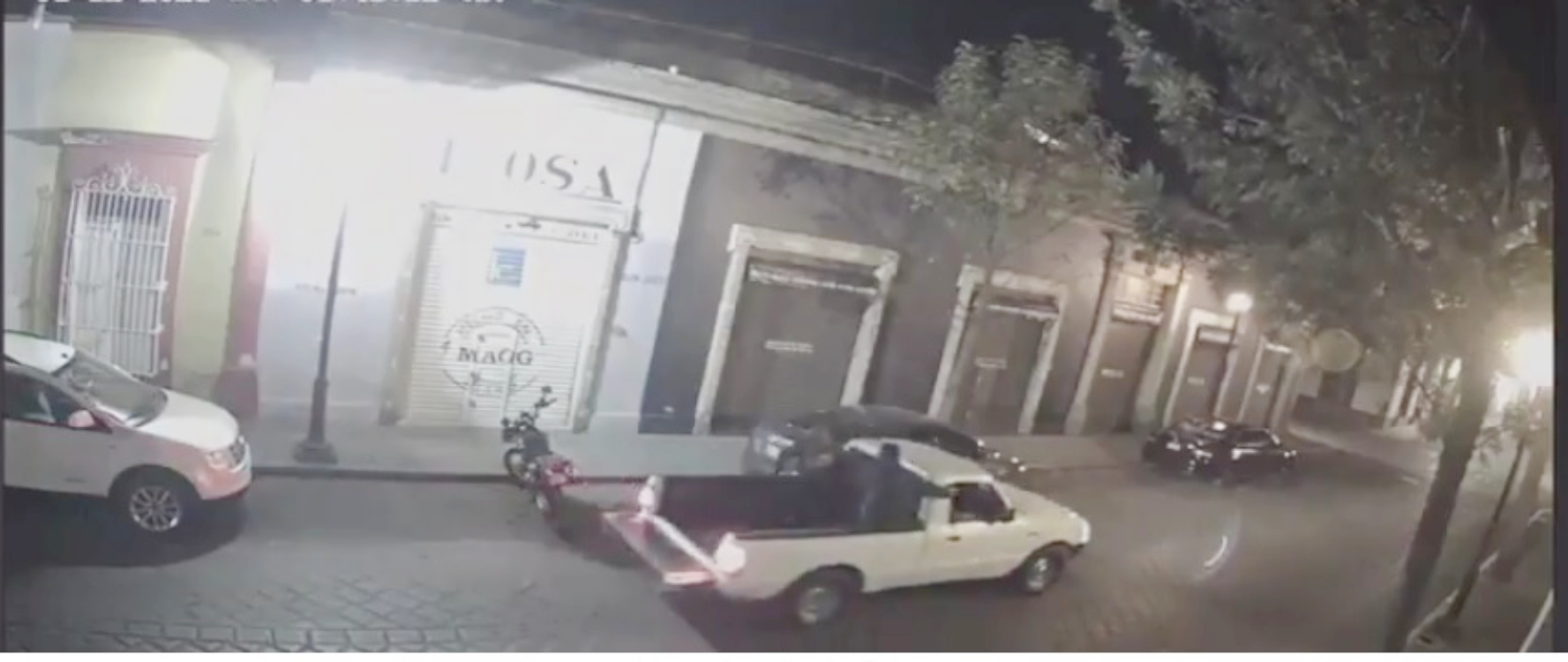 Los sujetos utilizaron una camioneta para robar la motocicleta.