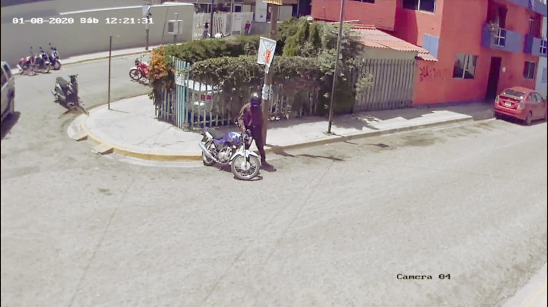 El momento cuando es robada una motocicleta a unos metros del IMSS.