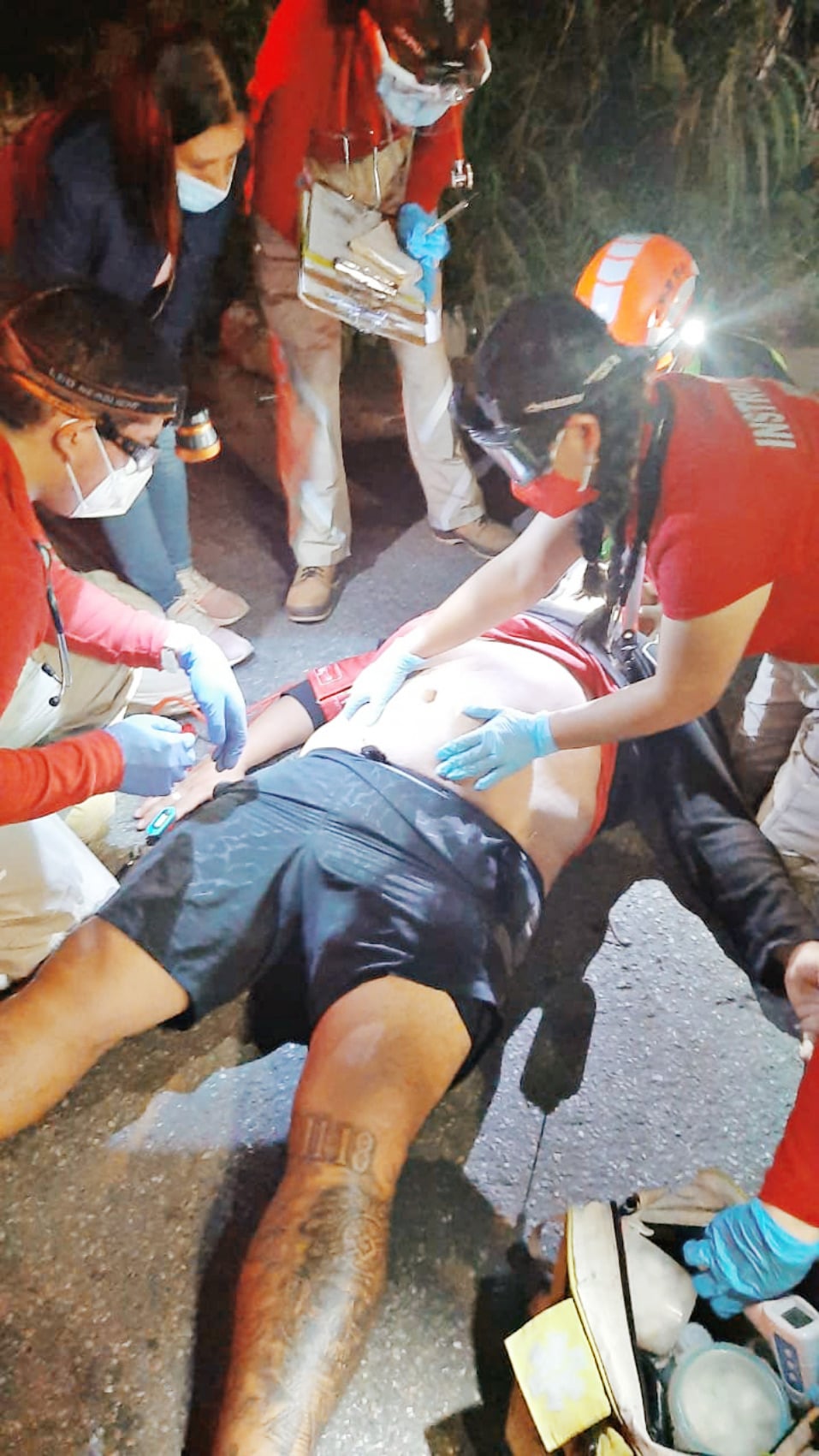 Los paramédicos del grupo Saver atendieron al lesionado y fue trasladado a un hospital.