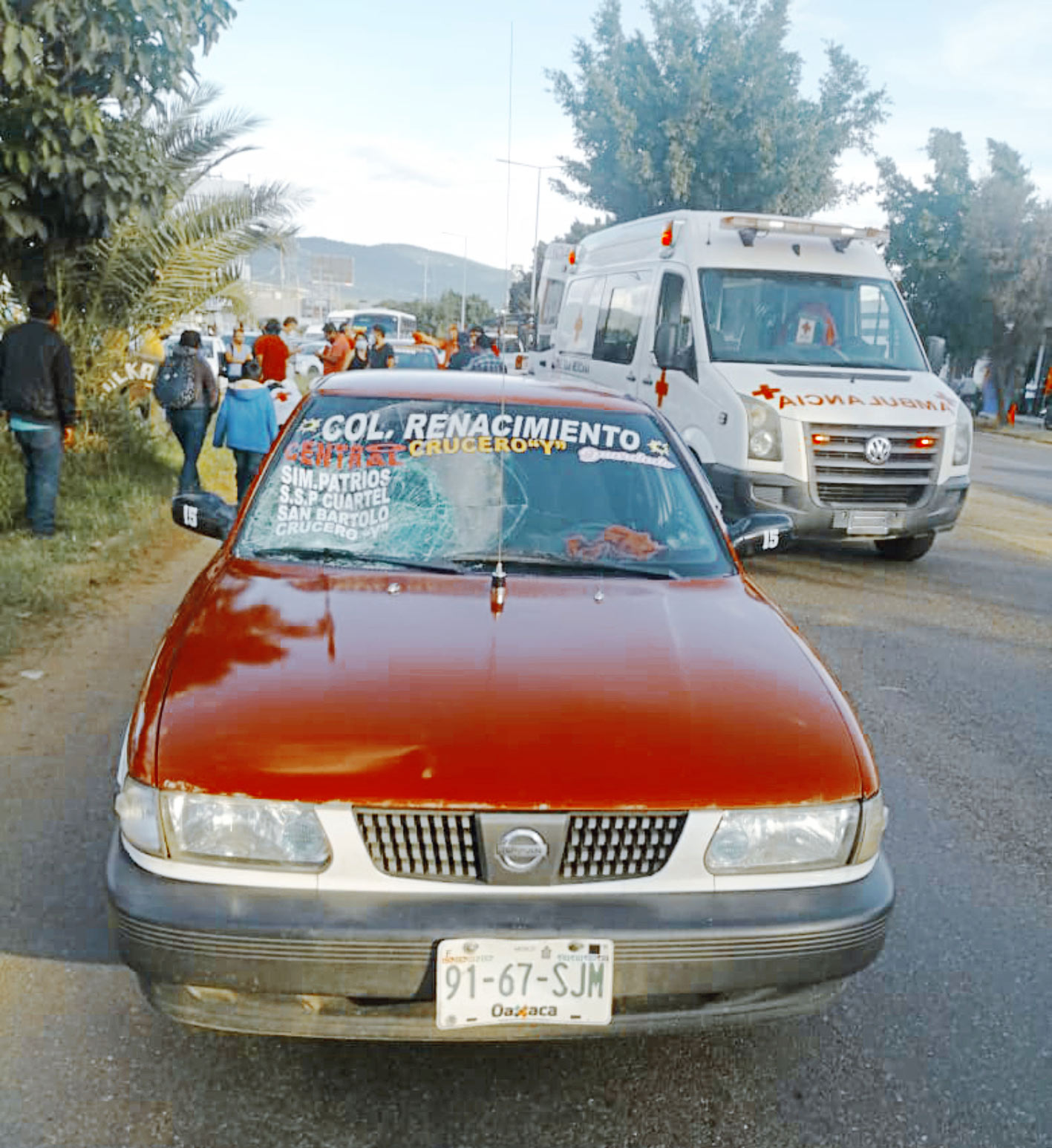 El taxi de la colonia Renacimiento, Zaachila, involucrado en el percance.