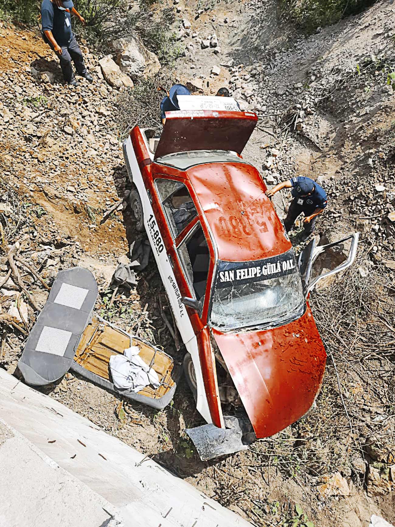 La unidad de alquiler quedó en el fondo de un barranco en la carretera a San Pablo Güilá.
