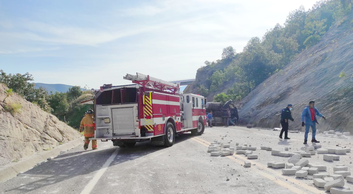 Los integrantes del cuerpo de bomberos voluntarios acudieron al lugar del accidente.