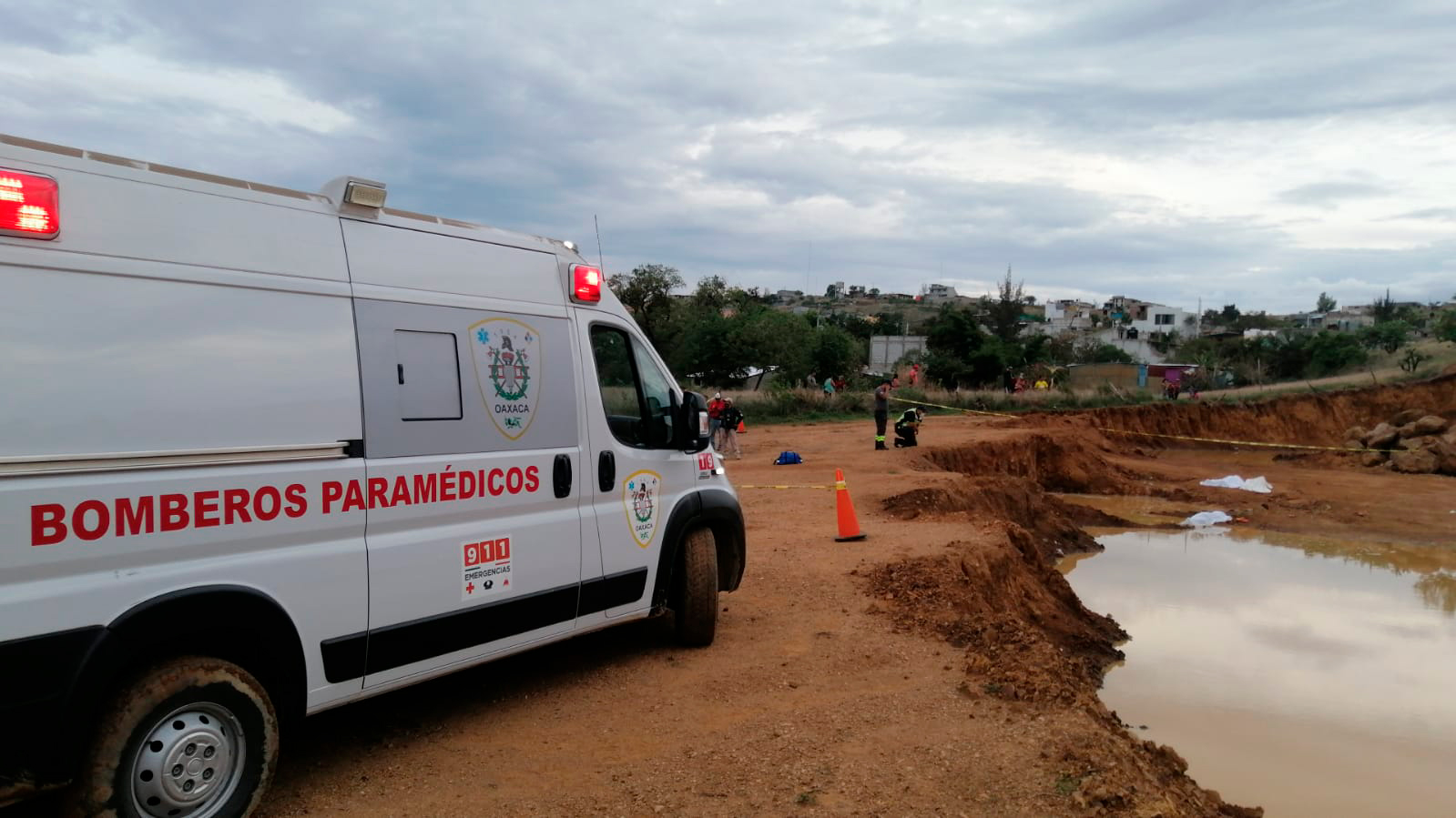 Personal del Cuerpo de Bomberos también acudió al auxilio.