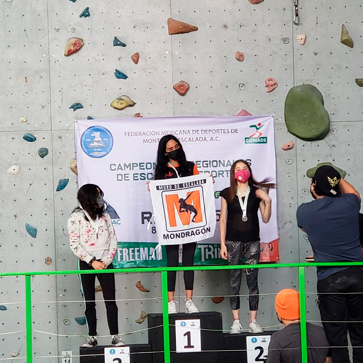 Paulina Cobian en el podio.