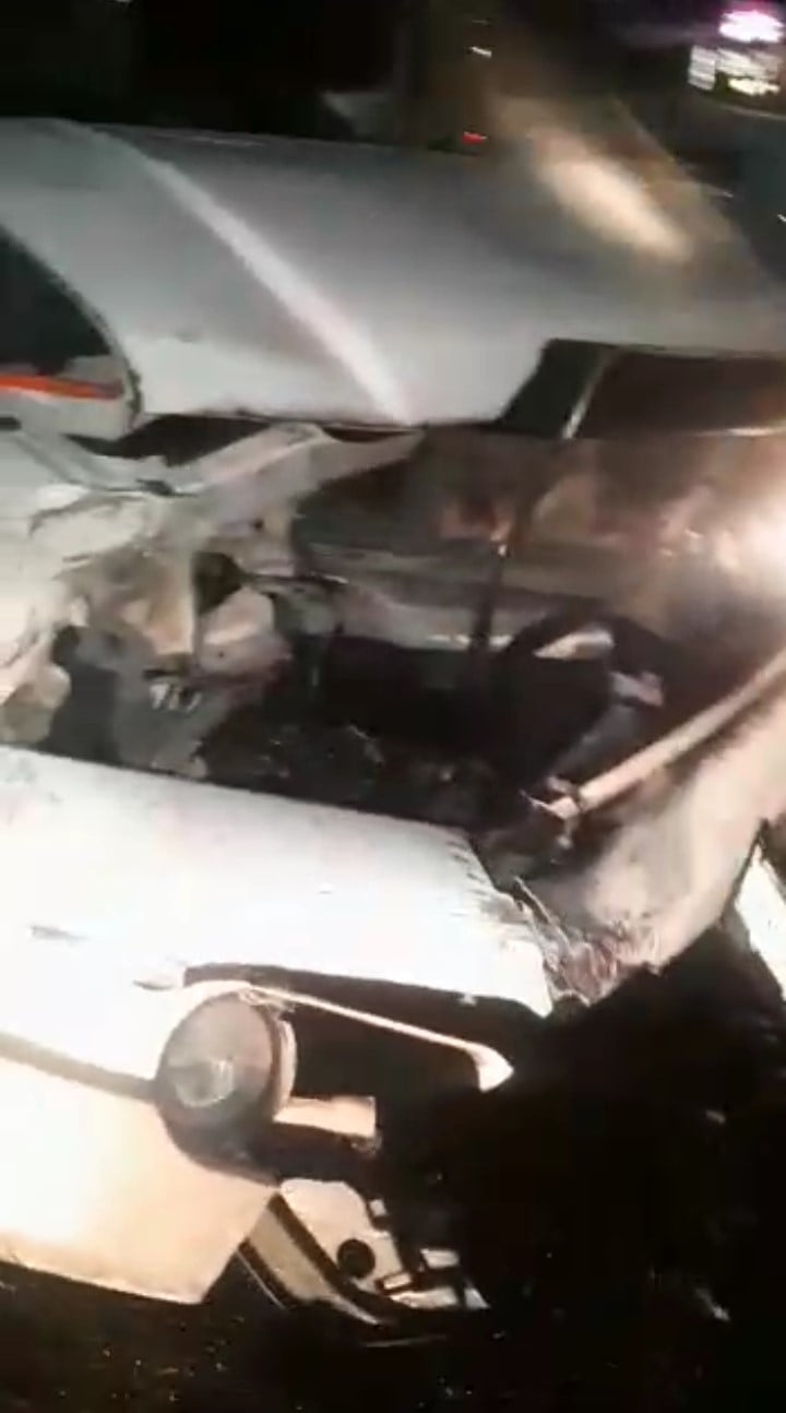 La defensa de la camioneta a bordo de la cual viajaban los accidentados quedó seriamente dañada.