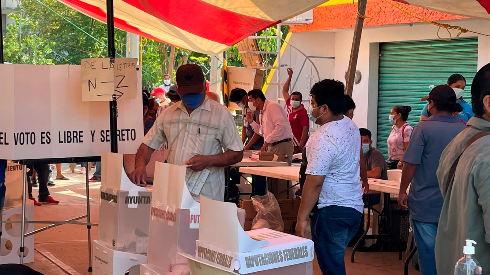 No en todas en las casillas electorales se respetaron las medidas sanitarias contra COVID-19.