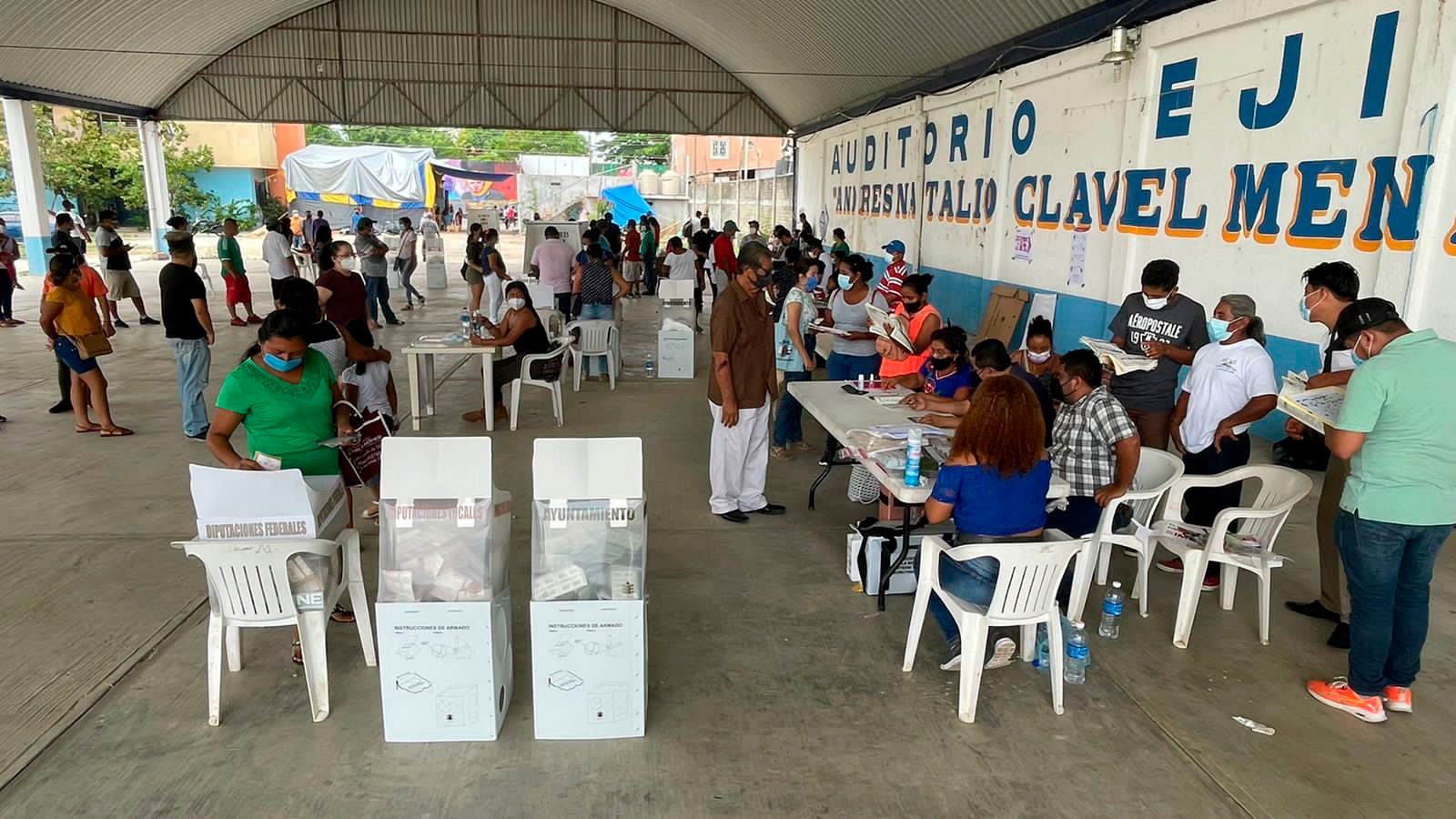 Gran asistencia de votantes registraron las casillas en Pinotepa Nacional.