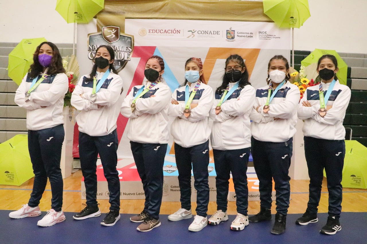 Ramillete de gladiadoras oaxaqueñas que conquistó siete medallas en la disciplina de luchas asociadas en la rama femenil.