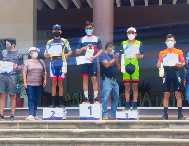 En la premiación de la categoría sub 23: Axel Echaide (cuarto), Josué Betanzos (segundo), Diego Jiménez (primero), Juan Carlos Matías (tercero) y Kevin Orozco (quinto).