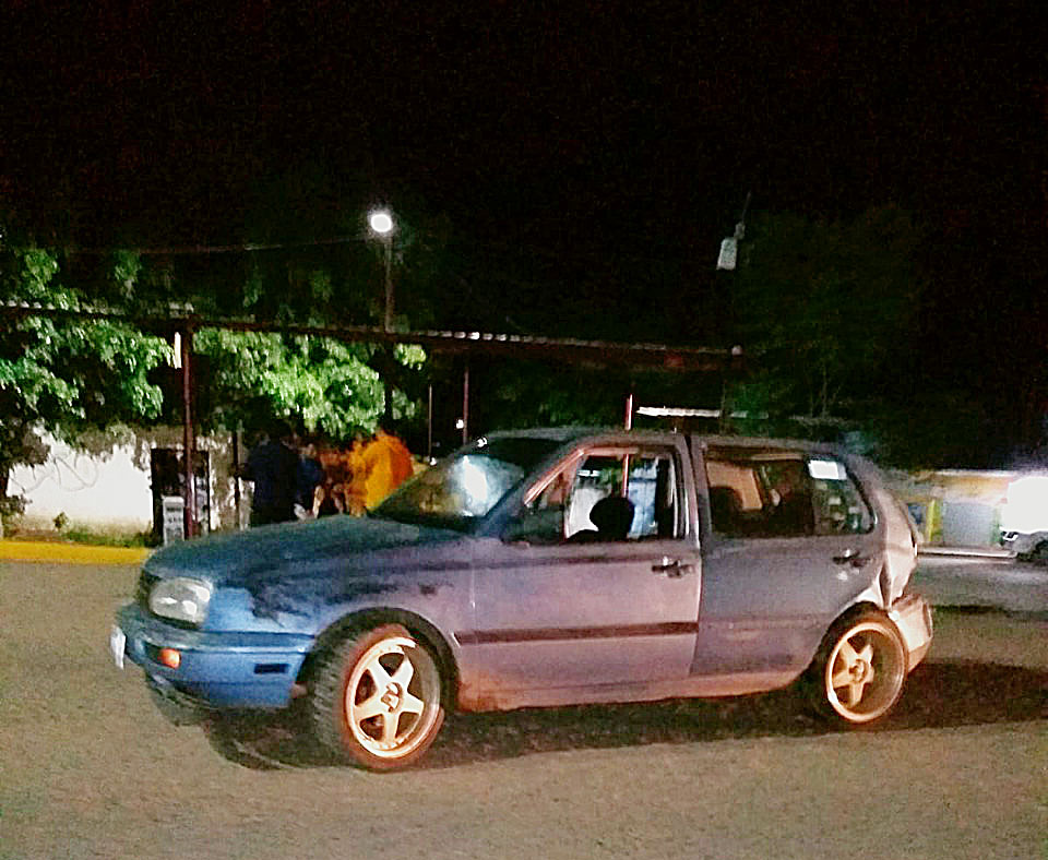 El ebrio taxista primero impactó un auto particular.