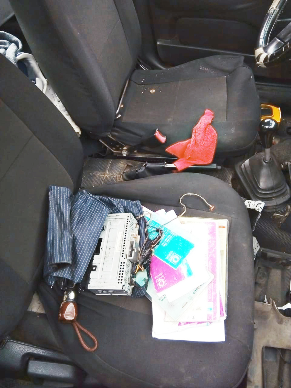 Accesorios hallados en el asiento del copiloto.