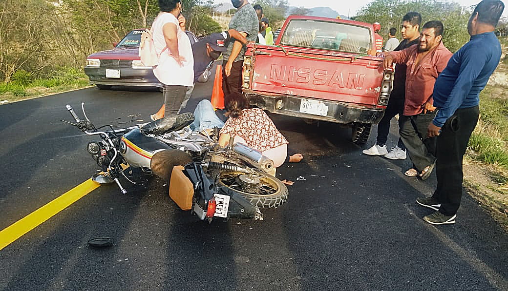 El motociclista se impactó en la parte trasera de la camioneta.