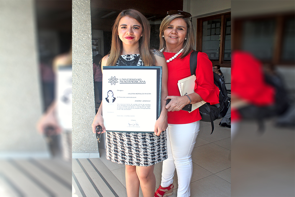 La profesionista estuvo en compañía de su amada madre. Alma Chávez