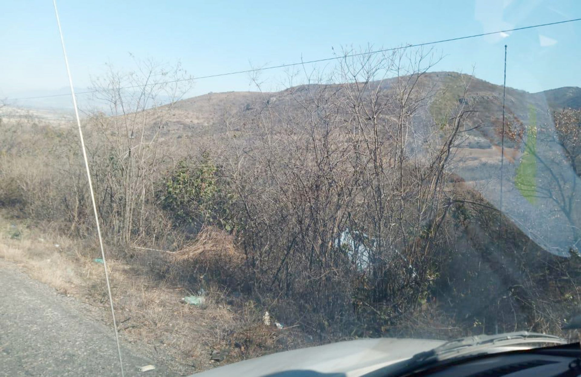 La unidad cayó varios metros a un barranco.
