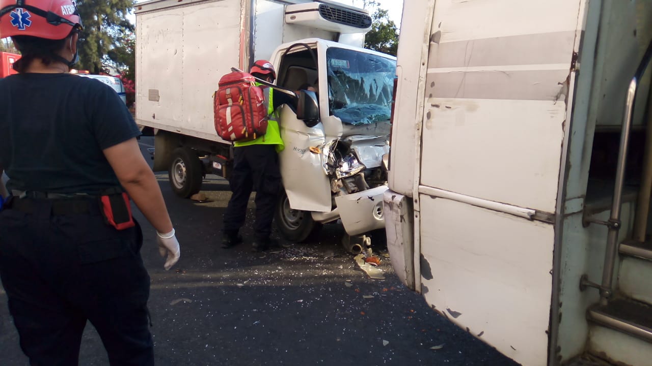 Tres personas resultaron lesionadas al chocar una camioneta contra un autobús