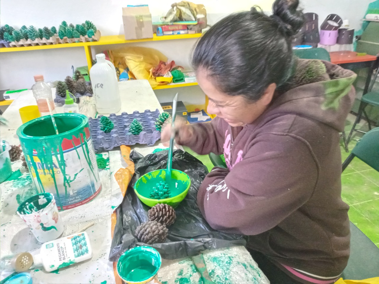 Las madres de familia también se han involucrado en los talleres de la biblioteca.
