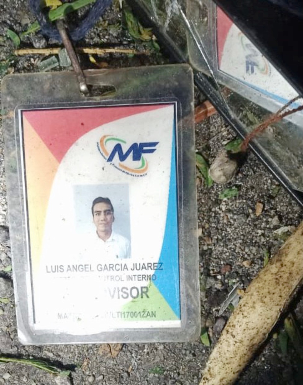 Fue hallada una credencial de la empresa Multi Productos y Finanzas de México, a nombre de Luis Ángel G.J. Fernando Santiago
