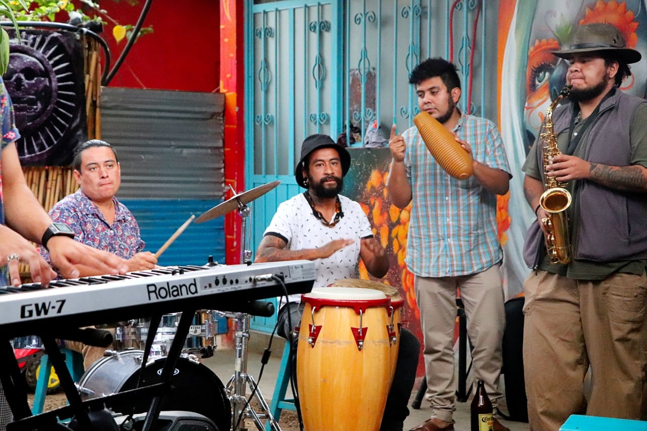 “Estamos tocando un género que no está muy explorado, al menos aquí en México, que es la cumbia villera“: Freddy Carmona, vocalista. Alexei García